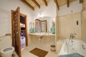 Sèche-cheveux, serviettes fournies