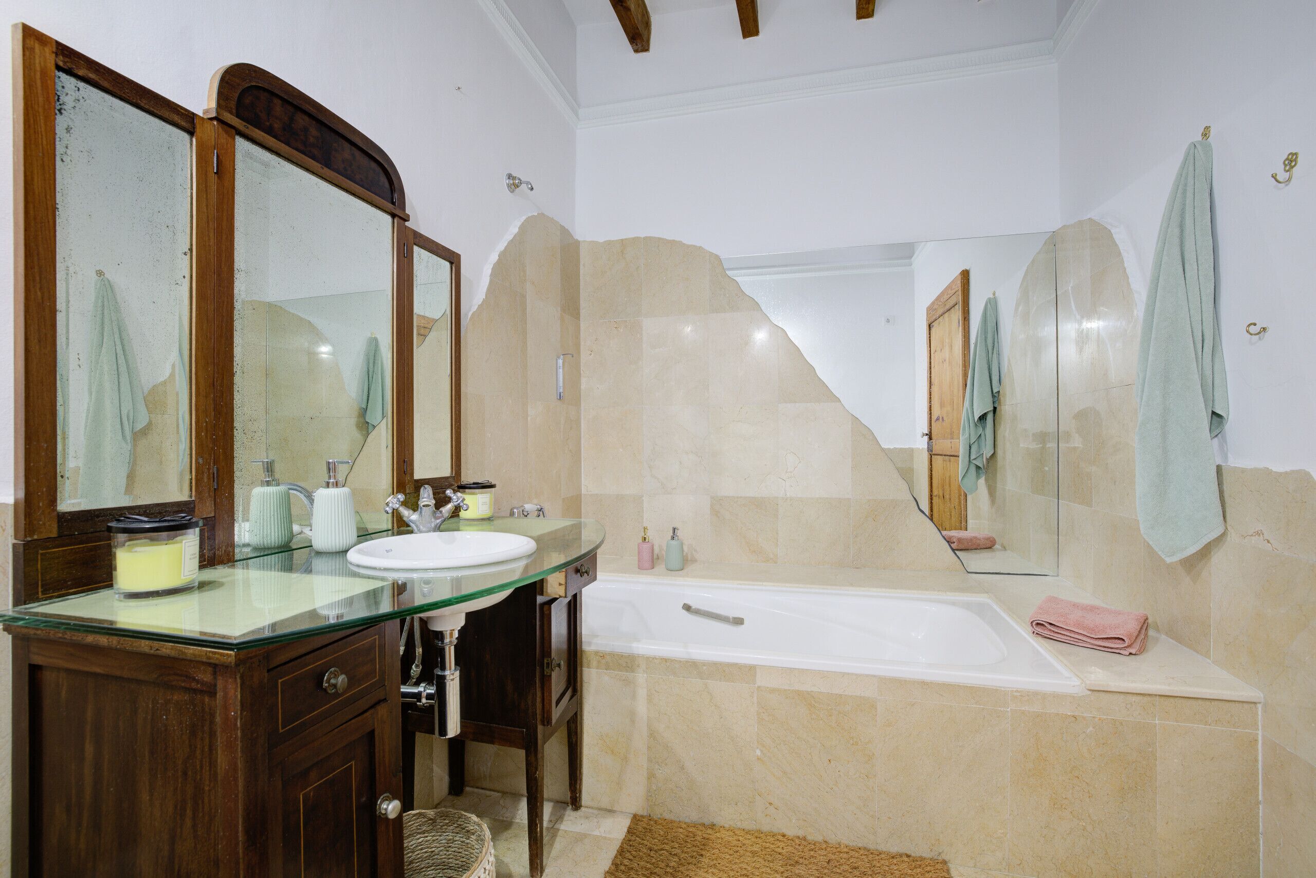 Een haardroger, handdoeken