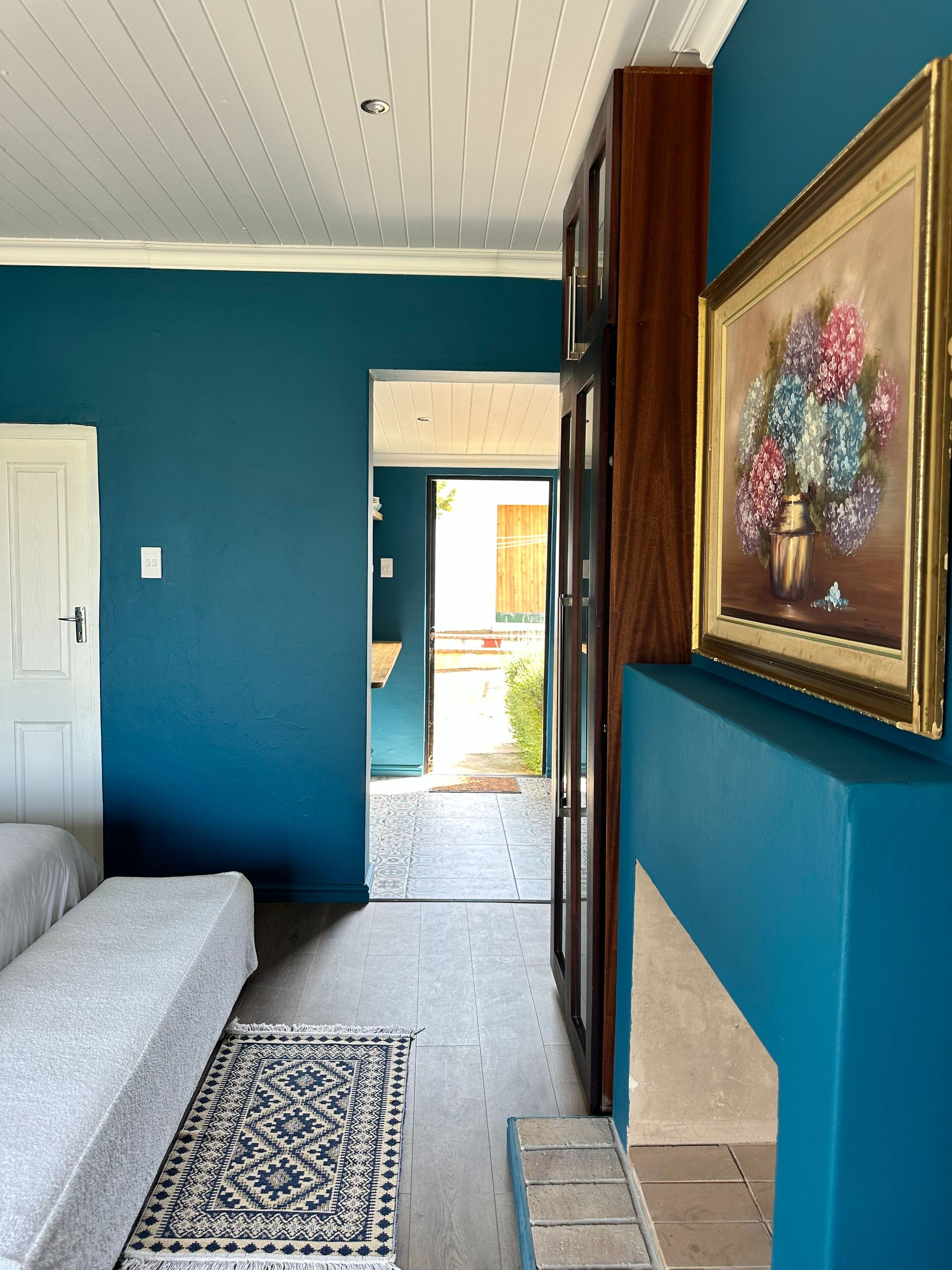 1 habitación, tabla de planchar con plancha y ropa de cama 