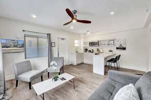 Smart TV - Eden Escape • Steps to Fort Lauderdale Beach (Fort Lauderdale)