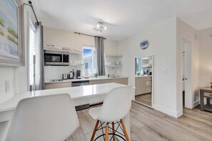 Fridge, microwave, stovetop, coffee/tea maker - Eden Escape Walk to FLT Beach 2204 (Fort Lauderdale)