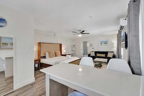 Iron/ironing board, WiFi, bed sheets - Eden Escape Walk to FLT Beach 2204 (Fort Lauderdale)