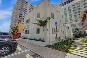 Exterior - Eden Escape: Walk to FLT Beach - 2107 (Fort Lauderdale)
