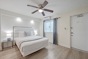 1 slaapkamer, een strijkplank/strijkijzer, wifi, beddengoed