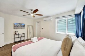 Iron/ironing board, travel crib, WiFi, bed sheets - Walk to Beach Studio Suite at Ft Lauderdale (Fort Lauderdale)