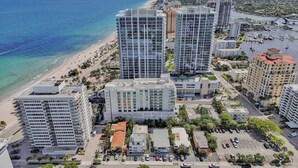 A coastal cityscape with high-rise buildings, a beach, and a marina. - Eden Studio Suite Walk to FLT Beach (Fort Lauderdale)