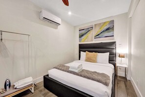Iron/ironing board, WiFi, bed sheets - Eden Escape Walk to FLT Beach 2105 (Fort Lauderdale)