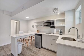 Mikrowelle, Herdplatte, Wasserkocher mit Kaffee-/Teezubehör, Toaster