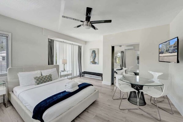 Tabla de planchar con plancha, cuna de viaje, wifi y ropa de cama