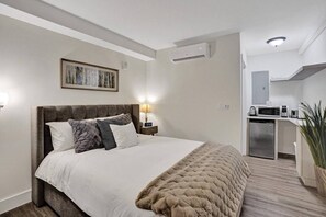 1 sovrum, skrivbord, strykjärn/strykbräda och resesäng