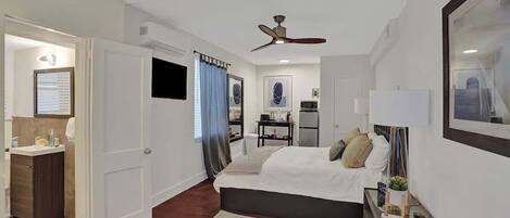 Fer et planche à repasser, lit de bébé portatif, Wi-Fi, literie fournie