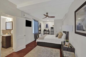 Fer et planche à repasser, lit parapluie, Wi-Fi, draps fournis