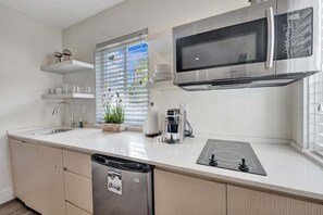 冷蔵庫、電子レンジ、コンロ、コーヒー / ティーメーカー