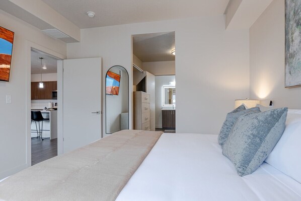 2 makuuhuonetta, työpöytä, silitysrauta/-lauta, vauvan matkasänky