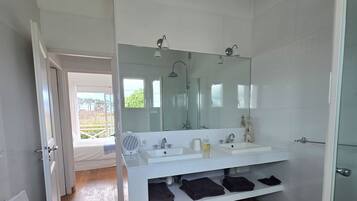 SĂšche-cheveux, serviettes fournies, papier toilette