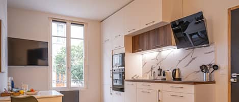 Een koelkast, een magnetron, een oven, een vaatwasser