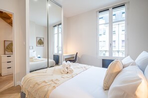 2 bedrooms, desk, WiFi, bed sheets