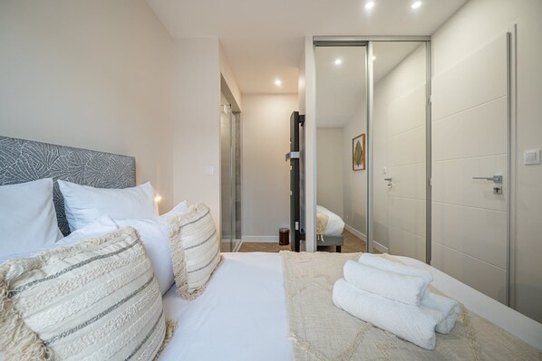 1 bedroom, internet, bed sheets