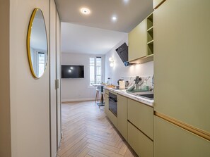 Kühlschrank, Geschirrspüler, Wasserkocher mit Kaffee-/Teezubehör