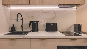 Jääkaappi, mikroaaltouuni, uuni, liesi