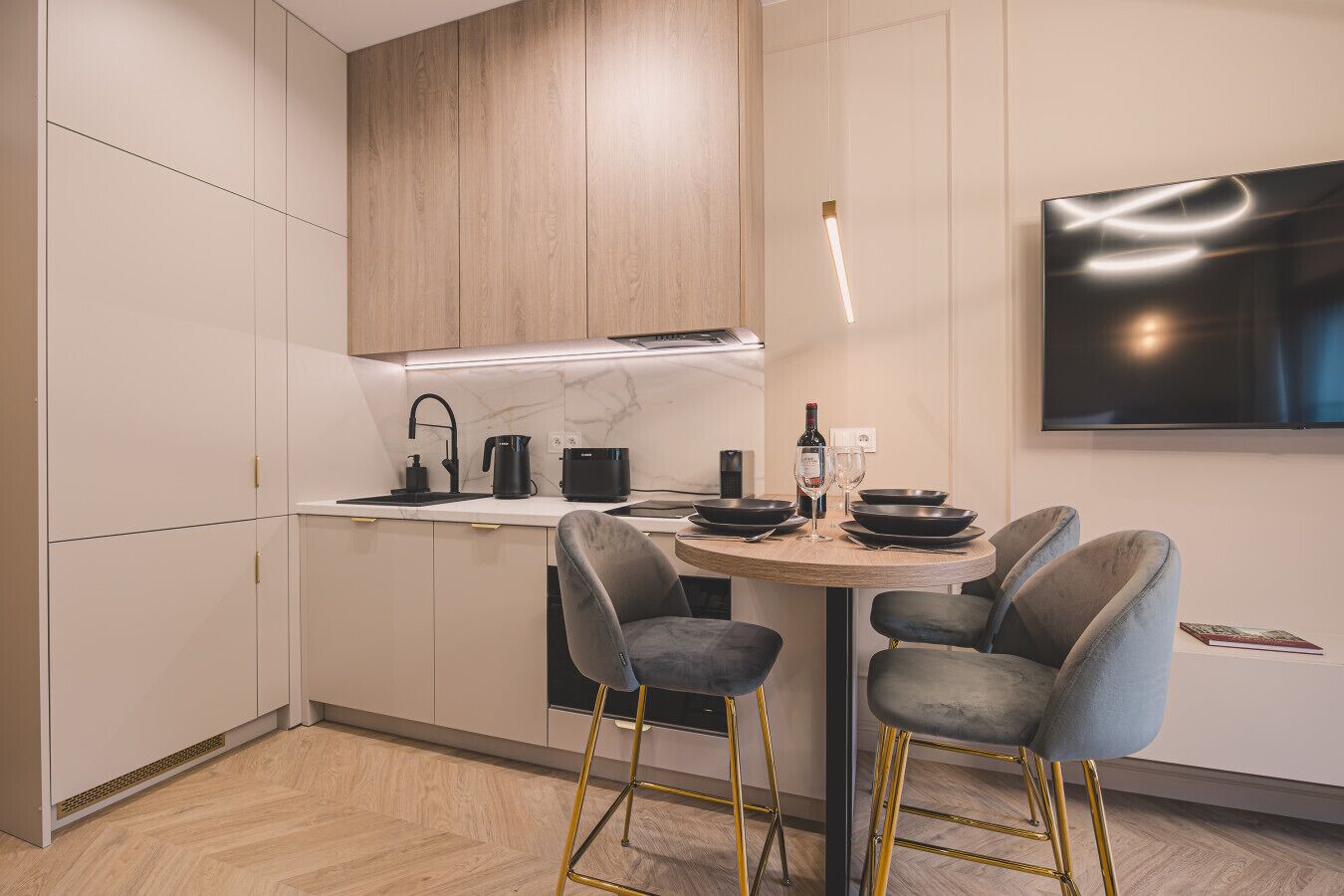 Jääkaappi, uuni, liesi, astianpesukone