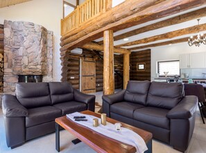 Huis (Holiday Home Elizabeta) | Woonkamer | Een 32-inch flatscreentelevisie met satellietzenders