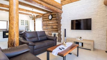 Hus (Holiday Home Elizabeta) | Oppholdsrom | En 32-tommers Flatskjerm-TV med Parabol-TV
