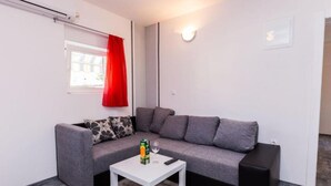 公寓 (One Bedroom Apartment with Terrace) | 客廳