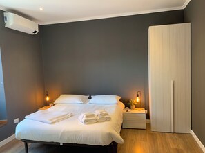 2 bedrooms, iron/ironing board, travel cot, WiFi - San Lorenzo Elegance Suites | just steps from the Colosseum (Roma)
