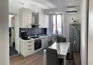 Kühlschrank, Ofen, Herdplatte, Geschirrspüler