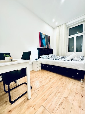 Iron/ironing board, free WiFi, bed sheets - 5BR Apartment Near Kaufpark Alterlaa (Vienna)