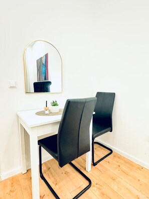 Iron/ironing board, free WiFi, bed sheets - 5BR Apartment Near Kaufpark Alterlaa (Vienna)