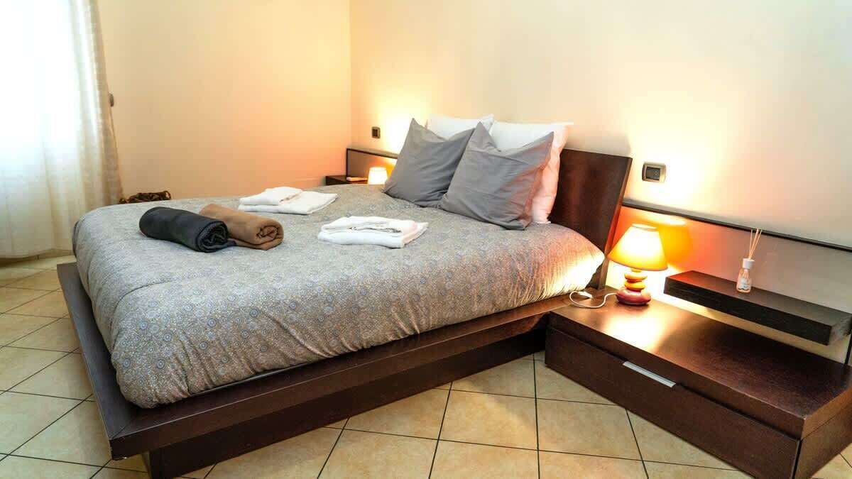 Tabla de planchar con plancha, wifi gratis, ropa de cama