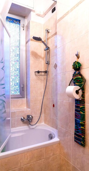 Dusche, kostenlose Toilettenartikel, Haartrockner, Handtücher