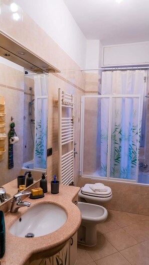 Douche, articles de toilette gratuits, sèche-cheveux