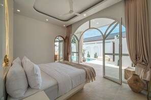 Villa luxueuse, patio, vue sur la piscine | 2 chambres, coffre-fort, bureau, fer et planche à repasser