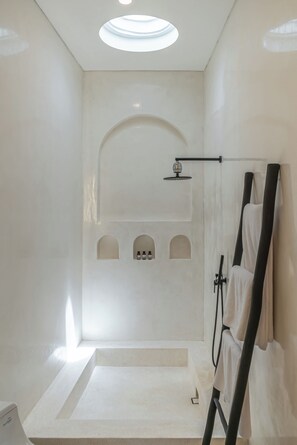 Villa Luxury, patio, vista piscina | Bagno | Doccia, asciugacapelli, asciugamani, sapone