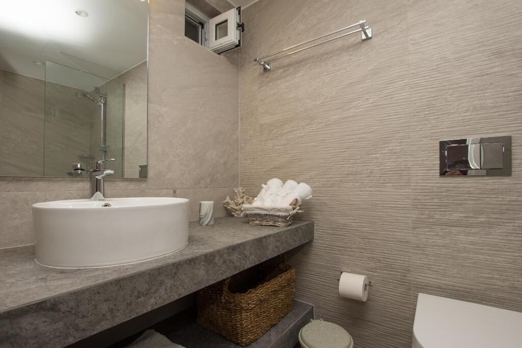 Superior-Apartment, eingeschränkter Meerblick | Badezimmer | Hausschuhe