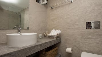 Superior-Apartment, eingeschränkter Meerblick | Badezimmer | Hausschuhe
