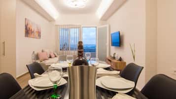 Superior-Apartment, eingeschränkter Meerblick | Wohnbereich