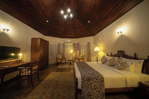 Desk, blackout curtains, iron/ironing board, free WiFi - The Farside Munnar (Devikolam)