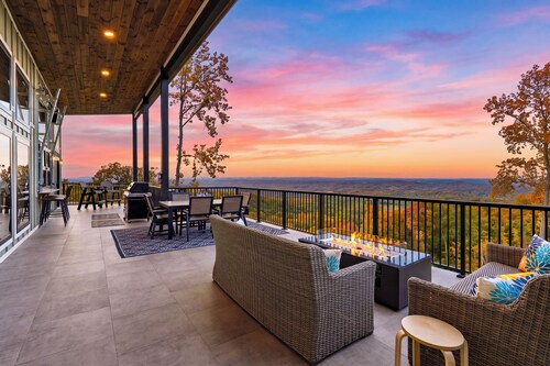 Indoor Saltwater Pool + Arcade + Fire Pit | Peak Views | Grand Vista Retreat