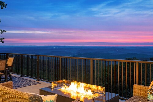 Luxury Group Retreat + Indoor Pool, Arcade & 56-Mile Views | Grand Vista Retreat