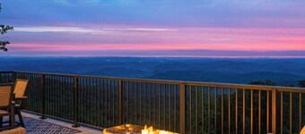 Luxury Group Retreat + Indoor Pool, Arcade & 56-Mile Views | Grand Vista Retreat