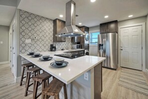 冷蔵庫、電子レンジ、オーブン、コンロ