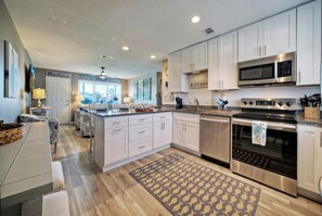 Frigorífico, microondas, horno y placa de cocina