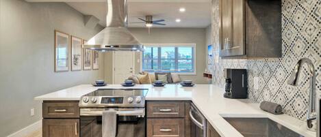 Refrigerador, microondas, horno y parrilla de estufa