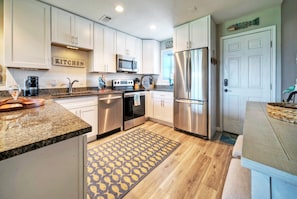 Refrigerador, microondas, horno, placa de cocina