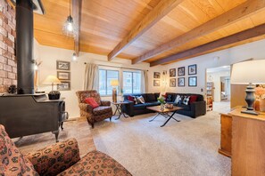Smart TV, fireplace - Mountain Cabin w/ Fireplace, Balcony & Easy Ski Access | Bear Americana (Truckee)