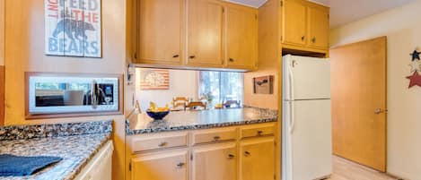 Fridge, microwave, stovetop, dishwasher